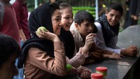 Sebelumnya, rentetan serangan roket melanda Kabul saat salat Idul Adha sedang berlangsung. Sejumlah roket dilaporkan jatuh di dekat Istana Kepresidenan Afghanistan di Kabul.
