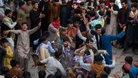 Warga juga menari bersama untuk merayakan Hari Raya Idul Adha di Kabul.