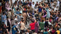 Warga juga menikmati sejumlah wahana di Kabul City Amusement Park.