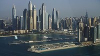 Meskipun Dubai dikelilingi oleh gurun pasir, mereka tidak bisa bergantung pada sumber berlimpah emirat. Sekitar 120 juta meter kubik pasir harus dikeruk dan dibawa dari bawah Gulf Persia, 10 mil laut dari kepulauan Palm Jumeirah. AP Photo/Jon Gambrell  