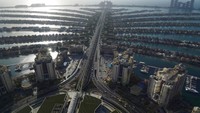 Kepulauan Palm Jumeirah membentuk pohon palem, rumah bagi hotel-hotel mewah, pantai-pantai berderet, dan dihuni oleh 80.000 orang. AP Photo/Jon Gambrell  