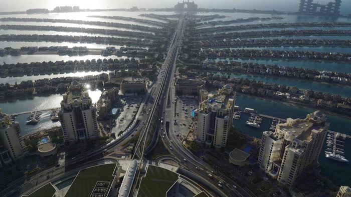 Indahnya Kepulauan Ajaib Buatan Manusia Palm Jumeirah Dubai The fronds of the manmade Palm Jumeirah archipelago stretch out across the Persian Gulf in Dubai, United Arab Emirates, Monday, July 19, 2021. (AP Photo/Jon Gambrell)