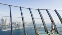 Nakheel, pengembang Palm Jumeirah, mengatakan semua batu dan pasir yang digunakan untuk membangun pulau itu dapat membentuk dinding setinggi dua meter yang akan mengelilingi dunia sebanyak tiga kali. AP Photo/Jon Gambrell  