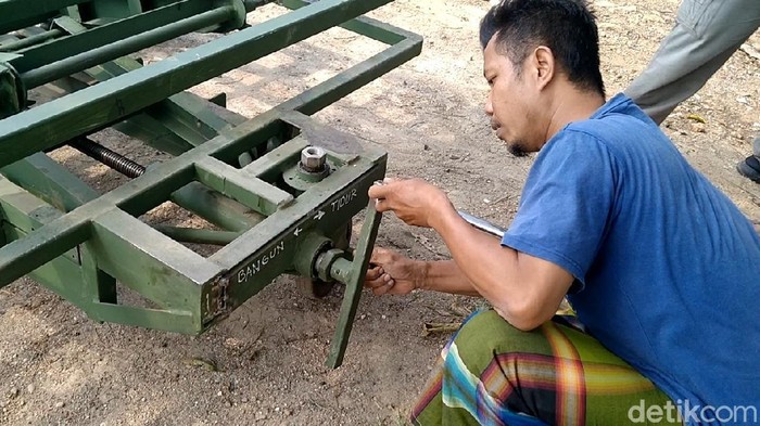 Ini Dia Alat Jagal Portabel Buatan Warga Pekalongan Warga Pekalongan, Ruli Muhamad Darwis (40), membuat alat jagal sapi portabel. Alat tersebut bisa untuk menjagal sapi dengan berat badan hingga 2 ton lho.