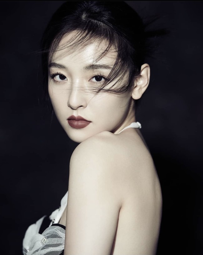 Janice Wu adalah aktris cantik kelahiran 1992 yang meraih popularitasnya lewat drama China My Sunshine. Ia telah menikah dengan lawan mainnya, Zhang Yujian dalam drama Le Coup de Foudre dan dikaruniai seorang putri. Foto: dok. Instagram wu_janice__