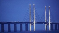 Selain terowongan bawah laut yang terlihat seperti menipu mata, dua tiang penyangga di tengah juga menjadi simbol dari jembatan Oresund. (AFP/JOHAN NILSSON)
