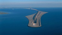 Ini foto bagian jalan yang seakan menghilang ditelan lautan. Mulai dari titik ini, jembatan berubah menjadi terowongan bawah laut (facebook: Oresund Bron)