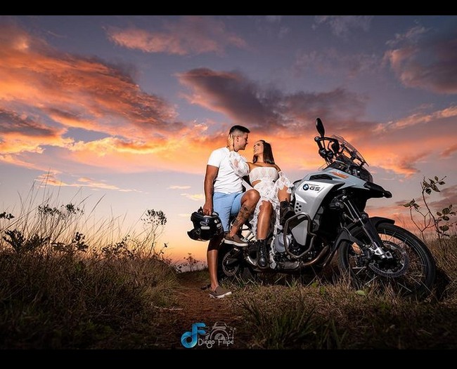 Biasanya dia berkeliling dengan motor gede bersama suaminya Daniel Cayuela. Foto: Instagram