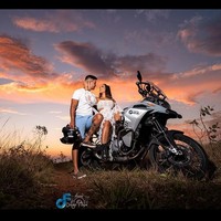 Biasanya dia berkeliling dengan motor gede bersama suaminya Daniel Cayuela. Foto: Instagram