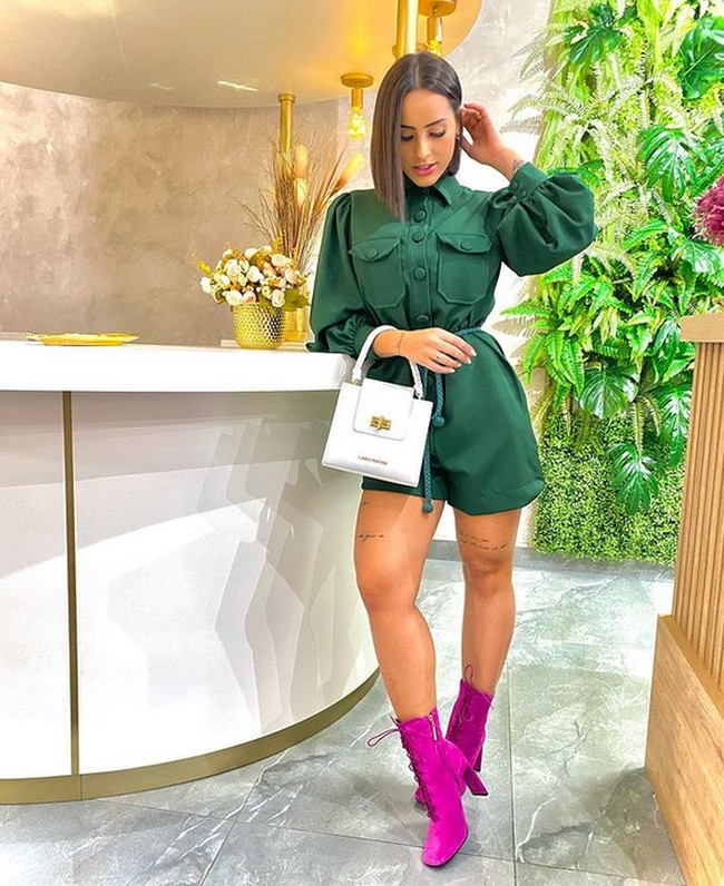 Pada Kamis, (15/7/2021), saat keduanya touring dengan motor, mereka bertabrakan dengan truk. Julia dibawa ke rumah sakit menggunakan helikopter. Foto: Instagram