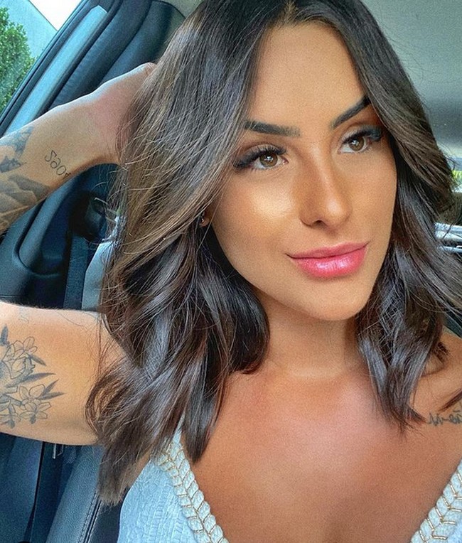 Di Instagramnya, Julia kerap mengunggah foto-foto travelling dan menunjukkan sisi petualangnya. Foto: Instagram