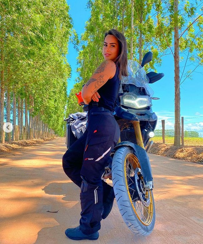 Wanita yang meninggal di usia 22 tahun itu pecinta motor gede. Foto: Instagram