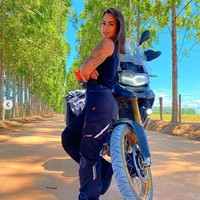 Wanita yang meninggal di usia 22 tahun itu pecinta motor gede. Foto: Instagram