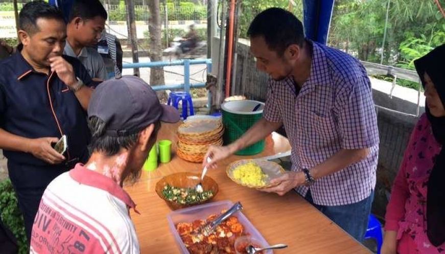 Dermawan! 5 Kebaikan Jusuf Hamka saat Borong Makanan dari Pedagang saat PPKM