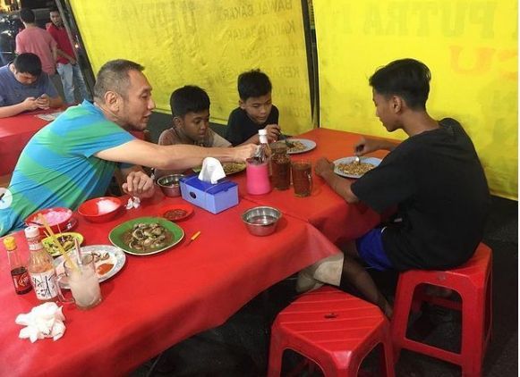 Dermawan! 5 Kebaikan Jusuf Hamka saat Borong Makanan dari Pedagang saat PPKM