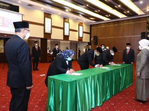 Lantik 18 Pejabat Eselon II, Menaker: Segera Kerja Keras & Cerdas