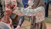Dengan wajah bahagia, Ricis tak bisa menutupi rasa senangnya saat berhasil membantu orang-orang untuk memotong hewan kurbannya. Foto: Instagram @riaricis1795