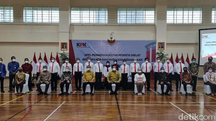Ketua KPK Firli Bahuri melepas 19 pegawai KPK yang tak lolos tes wawasan kebangsaan (TWK) untuk mengikuti Diklat Bela Negara di Unhan sebagai syarat menjadi ASN (Azhar Bagas/detikcom)