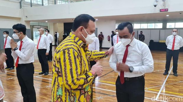 Ketua KPK Firli Bahuri melepas 19 pegawai KPK yang tak lolos tes wawasan kebangsaan (TWK) untuk mengikuti Diklat Bela Negara di Unhan sebagai syarat menjadi ASN (Azhar Bagas/detikcom)