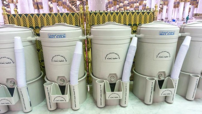 Khasiat Air Zam Zam dan Keistimewaannya yang Tak Pernah Kering