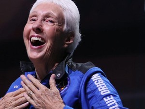 Kisah Nenek 82 Tahun Cetak Sejarah Jadi Orang Tertua Terbang ke Luar Angkasa