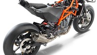KTM RC 8C dibuat terbatas hanya 100 unit. Motor ini menggunakan sasis yang mirip Moto2 dengan bentuk tubular. Sementara lengan ayunnya memakai swingarm besutan Kramer dan knalpotnya pakai merek Akrapovic bermaterial titanium. Foto: KTM
