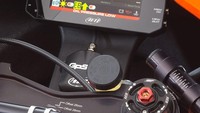 Lanjut ke bagian dasbor, motor ini menggunakan panel instrumen AIM MXS 1.2 RACE, dengan layar TFT 5 inci. Panel instrumen tersebut bisa menyajikan berbagai informasi, termasuk melakukan fungsi GPS data logger. Foto: KTM