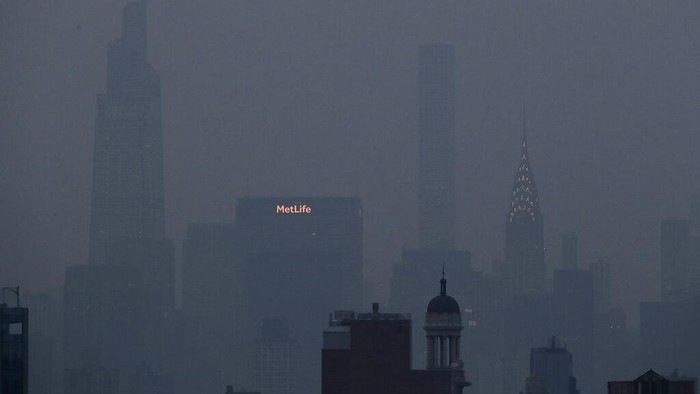 Langit New York Diselimuti Asap Gegara Kebakaran Hutan The Staten Island Ferry departs from the Manhattan terminal through a haze of smoke with the Statue of Liberty barely visible, Tuesday, July 20, 2021, in New York. Wildfires in the American West, including one burning in Oregon that's currently the largest in the U.S., are creating hazy skies as far away as New York as the massive infernos spew smoke and ash into the air in columns up to six miles high.