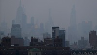 Kabut tebal menyelimuti Manhattan, New York, Amerika Serikat, Selasa, (20/7/2021) waktu setempat. AP Photo/Julie Jacobson  