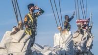 Taruna Akademi Angkatan Laut (AAL) Tingkat III Angkatan ke-68 menaiki tangga tiang layar saat latihan parade roll di atas KRI Bima Suci di Dermaga Armada II, Surabaya, Jawa Timur, Selasa (20/7/2021).