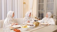Seperti momennya bersama sang ibunda di Hari Raya Idul Adha. Ia mengenakan gaun putih sambil menikmati ketupat dengan lauk opor ayam, rendang, dan sambal goreng ati. Foto: Instagram @laudyacynthiabella