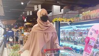 Ia juga sering berbelanja sendiri ke supermarket. Tampak dalam trolly-nya ia membeli banyak sayuran. Foto: Instagram @laudyacynthiabella