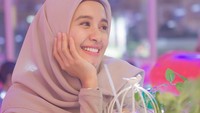 Bella juga pernah membagikan potret manisnya di sebuah kafe. Saat itu ia sedang menikmati segelas es jeruk yang segar. Foto: Instagram @laudyacynthiabella