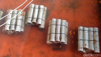 Dia juga membuat kolam berukuran kecil untuk memisahkan indukan yang bertelur. Sekali bertelur, menurutnya lobster air tawar bisa menghasilkan 240-600 telur dengan persentase menetas sekitar 70 persen. Awalnya, ia hanya membeli indukan tiga set sekitar tiga puluh ekor lobster. Indukan yang bertelur akan dipisahkan di kolam lain.