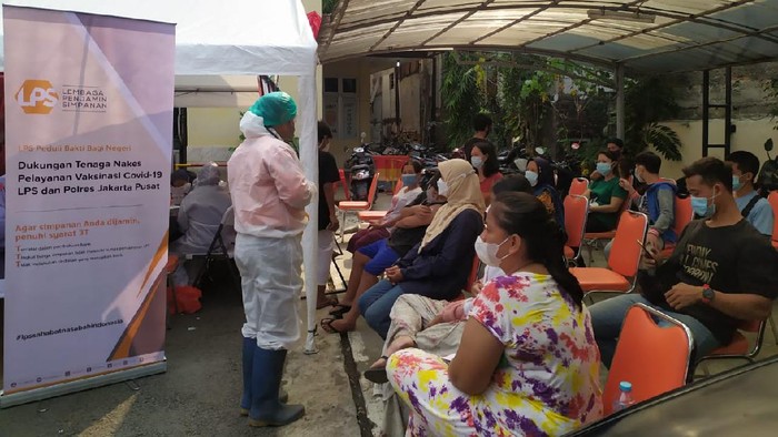 LPS Dukung Program Percepatan Vaksinasi Percepatan vaksinasi nasional terus digeber demi memutus mata rantai penyebaran COVID-19. Kali ini, LPS dan Polres Jakpus menggelar vaksinasi.