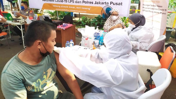 Percepatan vaksinasi nasional terus digeber demi memutus mata rantai penyebaran COVID-19. Kali ini, LPS dan Polres Jakpus menggelar vaksinasi.