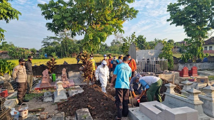 Makam di Klaten dibongkar karena tali pocong jenazahnya belum dilepas, Rabu (21/7/2021).