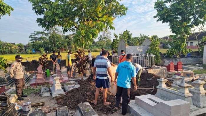Makam di Klaten dibongkar karena tali pocong jenazahnya belum dilepas, Rabu (21/7/2021).