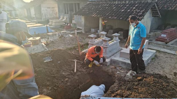 Makam di Klaten dibongkar karena tali pocong jenazahnya belum dilepas, Rabu (21/7/2021).