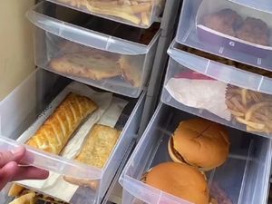Wanita Ini Simpan Makanan Siap Saji 2 Tahun, Ada Burger dan Pizza