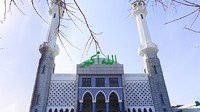 Di Itaewon terdapat masjid megah yang terdiri dari tiga lantai yaitu Masjid Raya Seoul yang dibuka pada tahun 1976. Masjid ini berada di  Hannam-dong, Distrik Yongsan. Jadi di sekitar masjid menjadi rumah bagi umat Muslim pendatang maupun Korea Selatan. Tentu saja banyak restoran Halal yang bisa ditemukan di sekitar sini. (Getty Images/arrrief)