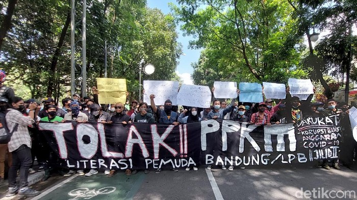Massa Ojol dan Pedagang Tolak PPKM