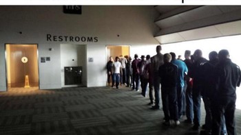 Aksi karyawan Amazon setelah Jeff Bezos pulang dari antariksa. Foto: dok Internet