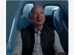 Roket Jeff Bezos Ditertawakan Mirip Kemaluan