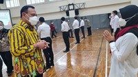 KPK telah memberi kesempatan kepada 24 pegawainya untuk mengikuti diklat ini. Namun, hanya ada 18 orang yang setuju untuk ikut diklat yang dimulai besok. dua dari 18 pegawai itu masih menjalani isolasi mandiri karena positif COVID-19. Kedua pegawai tersebut akan mengikuti diklat secara daring.