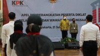 Ini momen saat 18 dari 24 pegawai KPK yang tak lolos tes wawasan kebangsaan (TWK) mengiuti apel jelang diklat bela negara sebagai persyaratan menjadi ASN.