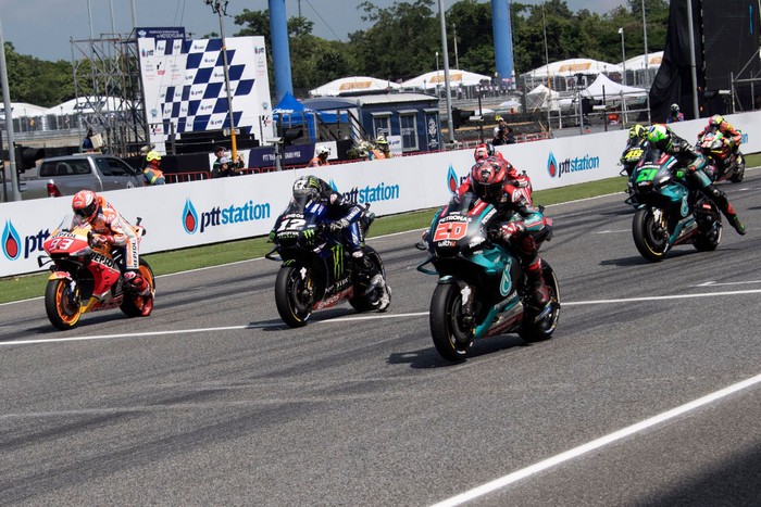 BANGKOK, THAILAND - OCTOBER 06: The MotoGP riders start from the grid during the MotoGP race during the MotoGP race during the MotoGP of Thailand - Race on October 06, 2019 in Bangkok, Thailand. (Photo by Mirco Lazzari gp/Getty Images)