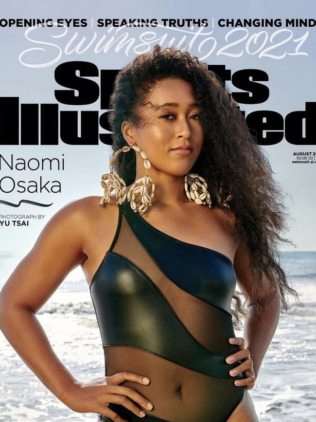 Juara tenis Grand Slam ini merupakan wanita pertama keturunan Haiti-Jepang yang terpilih sebagai model sampul majalah Sports Illustrated. Pada salah satu foto, ia tampak mengenakan baju renang transparan dengan detail cut-out dari kulit sintetis dan mesh. Foto: Instagram/@naomiosaka, @si_swimsuit