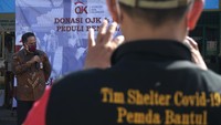 Kepala OJK Daerah Istimewa Yogyakarta (DIY) Parjiman memberikan pemaparan saat penyaluran bantuan OJK untuk penanganan COVID-19 di Shelter Tangguh COVID-19 RS Patmasuri, Panggungharjo, Sewon, Bantul, D.I Yogyakarta, Rabu (21/07/2021).