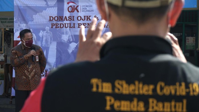 OJK PEDULI BENCANA Kepala OJK Daerah Istimewa Yogyakarta (DIY) Parjiman memberikan pemaparan saat penyaluran bantuan OJK untuk penanganan COVID-19 di Shelter Tangguh COVID-19 RS Patmasuri, Panggungharjo, Sewon, Bantul, D.I Yogyakarta, Rabu (21/07/2021). Otoritas Jasa Keuangan (OJK) bekerjasama dengan Industri Jasa Keuangan (IJK) menyalurkan bantuan kepada Komunitas Sambatan Jogja (Sonjo) berupa uang sebesar Rp150 juta untuk penyediaan dukungan penganganan COVID-19 seperti APD level 3, wearpack level 2, vitamin dan Kasur serta kebutuhan lain yang diperlukan untuk shelter-shelter dan tim relawan di DIY. ANTARA FOTO/Andreas Fitri Atmoko/foc.